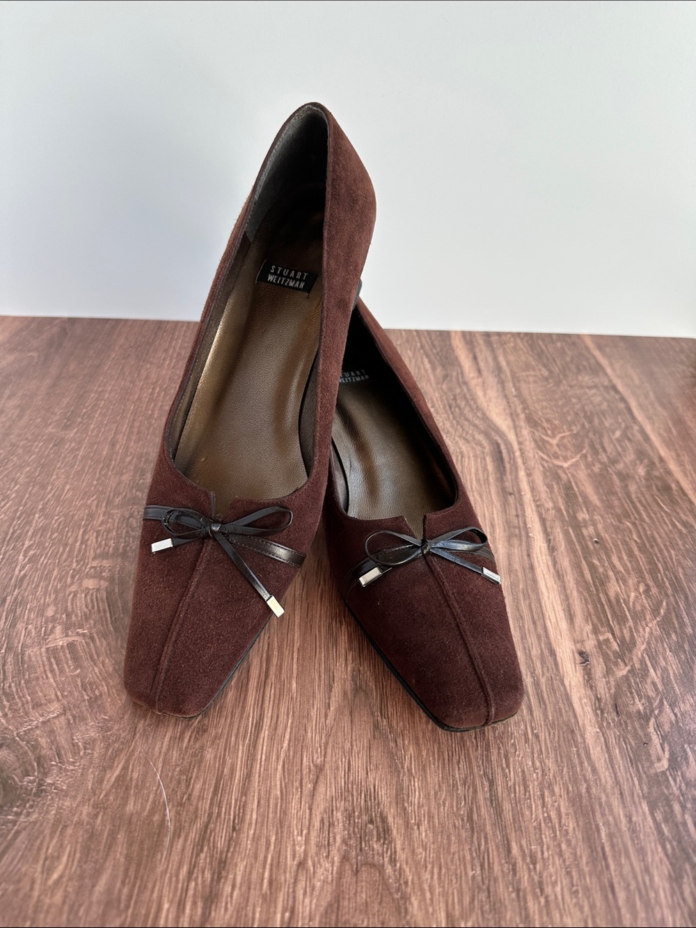 Beautiful Stuart Weitzman brown suede pumps with bows
